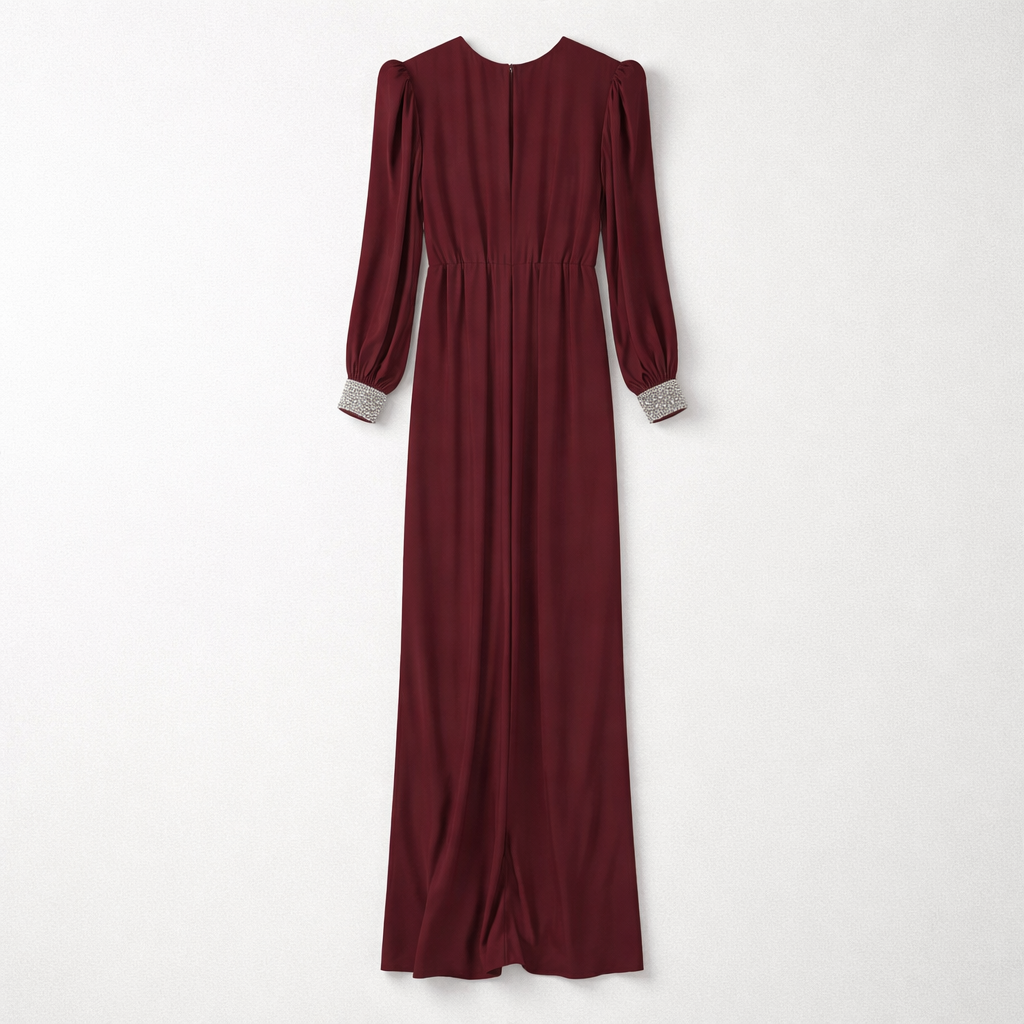 Rochie lungă bordo cu decolteu petrecut și manșete cu pietre – eleganță de seară