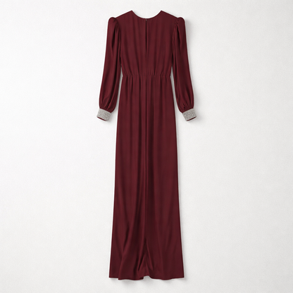 Rochie lungă bordo cu decolteu petrecut și manșete cu pietre – eleganță de seară
